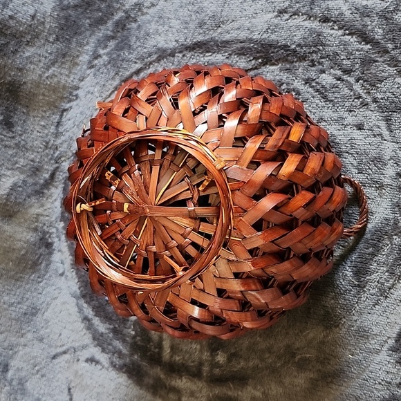 Hand woven chestnut vase basket ring handle small - Picture 4 of 5